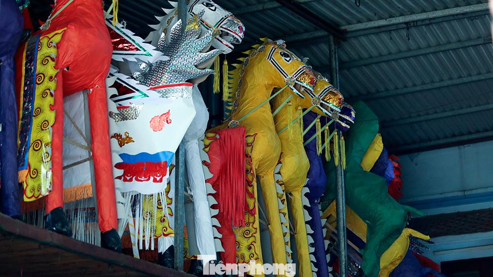 Đặc biệt trong những ngày Hà Nội giãn cách xã hội, lượng hàng hóa tiêu thụ gần như bằng không do nhà cách ly với nhà, tổ dân phố cách ly với tổ dân phố... Hàng hóa làm xong chất đống trong kho không tiêu thụ được.