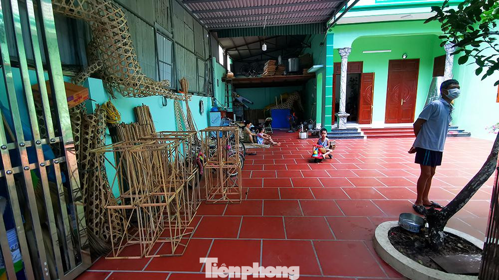 Các cơ sở sản xuất hàng mã trong làng đều khá im ắng. Không còn cảnh ô tô nườm nượp về làng để vận chuyển đồ dùng cho những người ở cõi âm như trước đây.