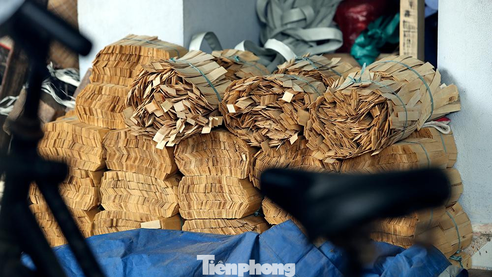 Năm nay, đã vào mùa sản xuất hàng hóa phục vụ rằm tháng 7 Âm lịch, nhưng hàng mã chất đầy ven đường không có khách hỏi mua.