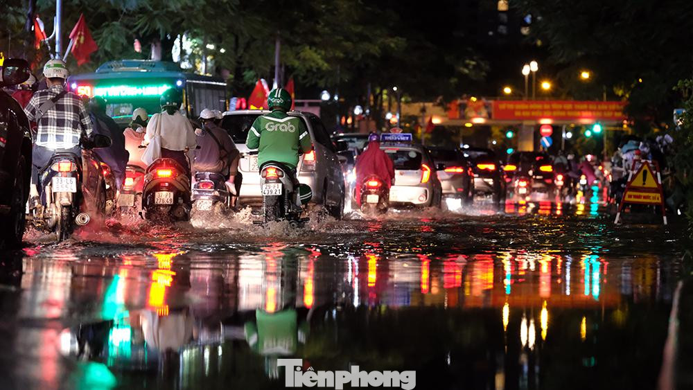 Dòng phương tiện rồng rắng đi trên đoạn phố Thái Hà ngập sâu sau trận mưa. Dòng phương tiện rồng rắng đi trên đoạn phố Thái Hà ngập sâu sau trận mưa.