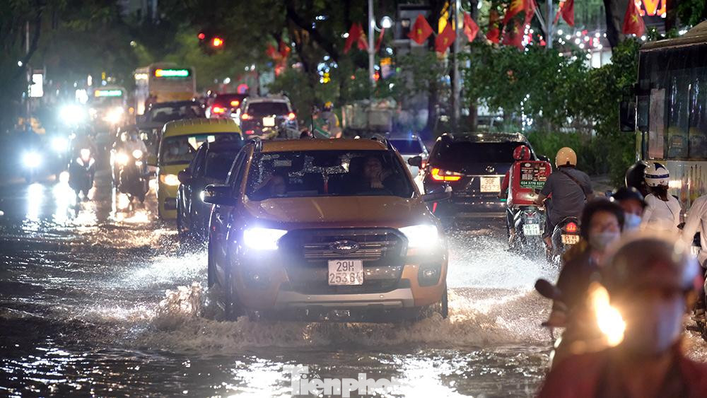 Cơn mưa lớn trút xuống nhiều quận nội thành tại Hà Nội từ chiều tối, kéo dài trong nhiều giờ khiến một số tuyến đường ùn tắc và xuất hiện tình trạng ngập úng. Cơn mưa lớn trút xuống nhiều quận nội thành tại Hà Nội từ chiều tối, kéo dài trong nhiều giờ khiến một số tuyến đường ùn tắc và xuất hiện tình trạng ngập úng.