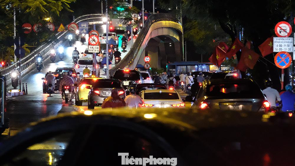 Cầu vượt Láng Hạ - Lê Văn Lương lúc 19 giờ 30 hôm nay. Cầu vượt Láng Hạ - Lê Văn Lương lúc 19 giờ 30 hôm nay.