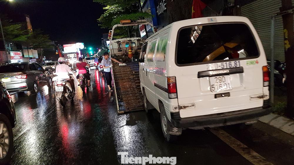 Một ô tô chết máy do bị ngập nước phải cầu cứu đến xe cứu hộ trên đường Nguyễn Lương Bằng. Một ô tô chết máy do bị ngập nước phải cầu cứu đến xe cứu hộ trên đường Nguyễn Lương Bằng.