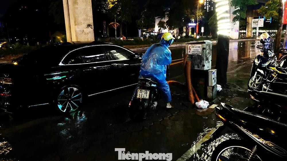 Nhiều người tìm phương án đi lên vỉa hè để tránh ngập xe, tuy nhiên cũng không khá khẩm gì vì vỉa hè nhiều nơi đã trở thành nơi để xe của các quán cà phê, quán nhậu. Nhiều người tìm phương án đi lên vỉa hè để tránh ngập xe, tuy nhiên cũng không khá khẩm gì vì vỉa hè nhiều nơi đã trở thành nơi để xe của các quán cà phê, quán nhậu.