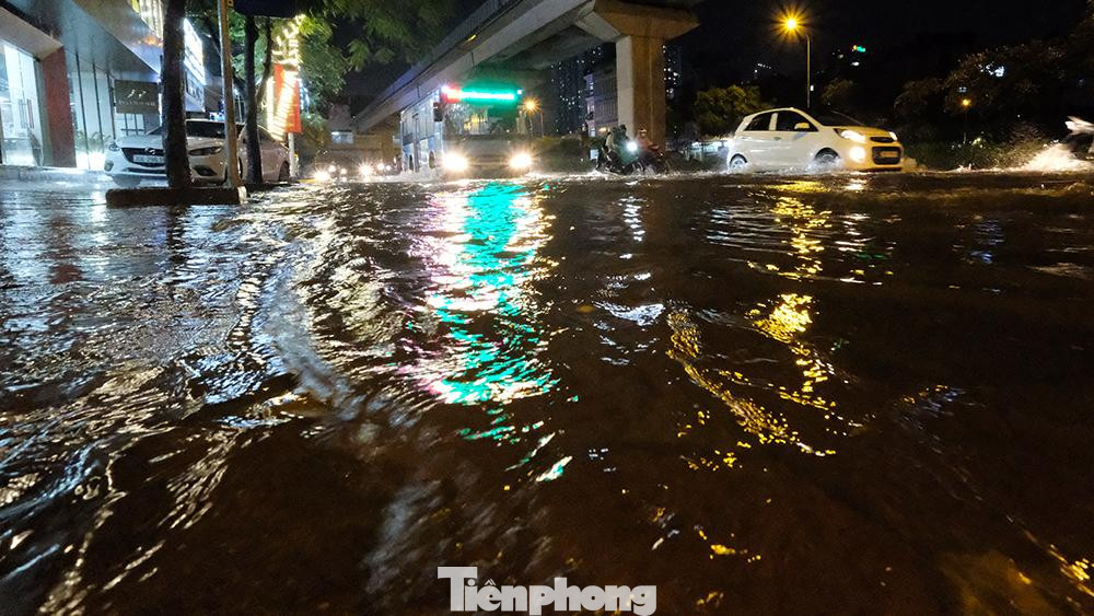 Tuyến phố Hoàng Cầu bỗng chốc biến thành sông sau hơn một giờ mưa như trút. Tuyến phố Hoàng Cầu bỗng chốc biến thành sông sau hơn một giờ mưa như trút.