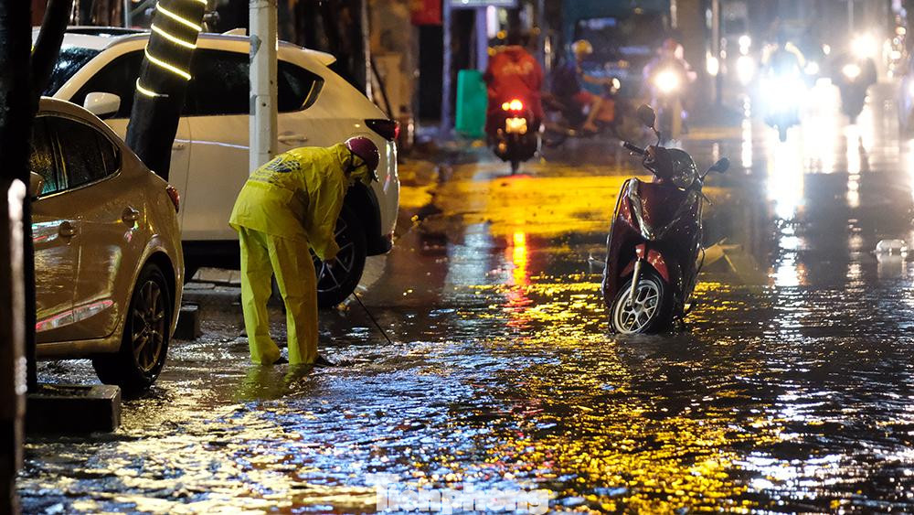 Công nhân công ty thoát nước Hà Nội túc trực mở những miệng cống để tăng lưu lượng thoát nước. Công nhân công ty thoát nước Hà Nội túc trực mở những miệng cống để tăng lưu lượng thoát nước.