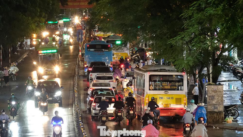 Phố Chùa Bộc ùn ứ vào thời điểm 20 giờ. Phố Chùa Bộc ùn ứ vào thời điểm 20 giờ.