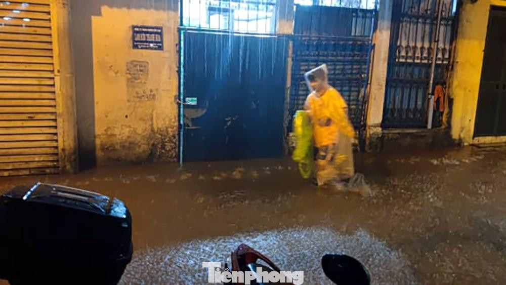 Phố Tân Mai ngập sau đến ngang đầu gối trong cơn mưa chiều. Phố Tân Mai ngập sau đến ngang đầu gối trong cơn mưa chiều.