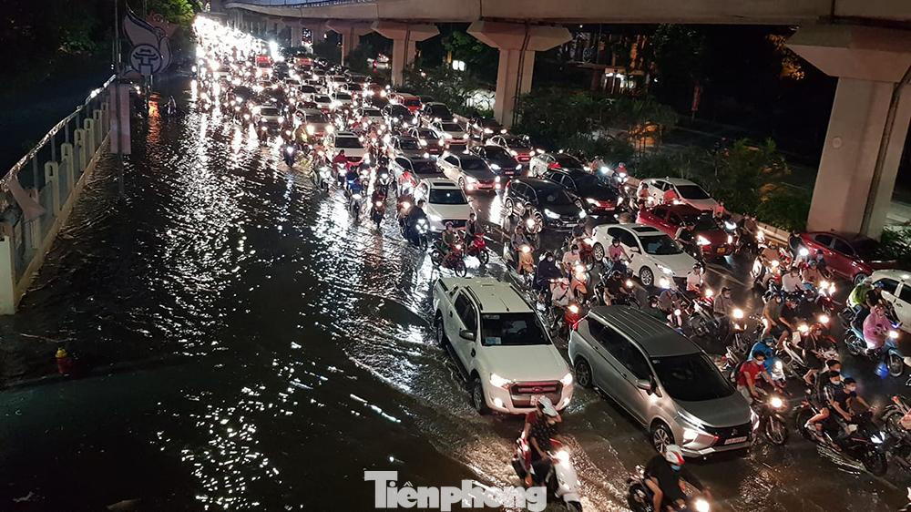 Giao thông ùn ứ trên tuyến đường Nguyễn Trãi sau hơn một giờ trời mưa như trút nước. Giao thông ùn ứ trên tuyến đường Nguyễn Trãi sau hơn một giờ trời mưa như trút nước.