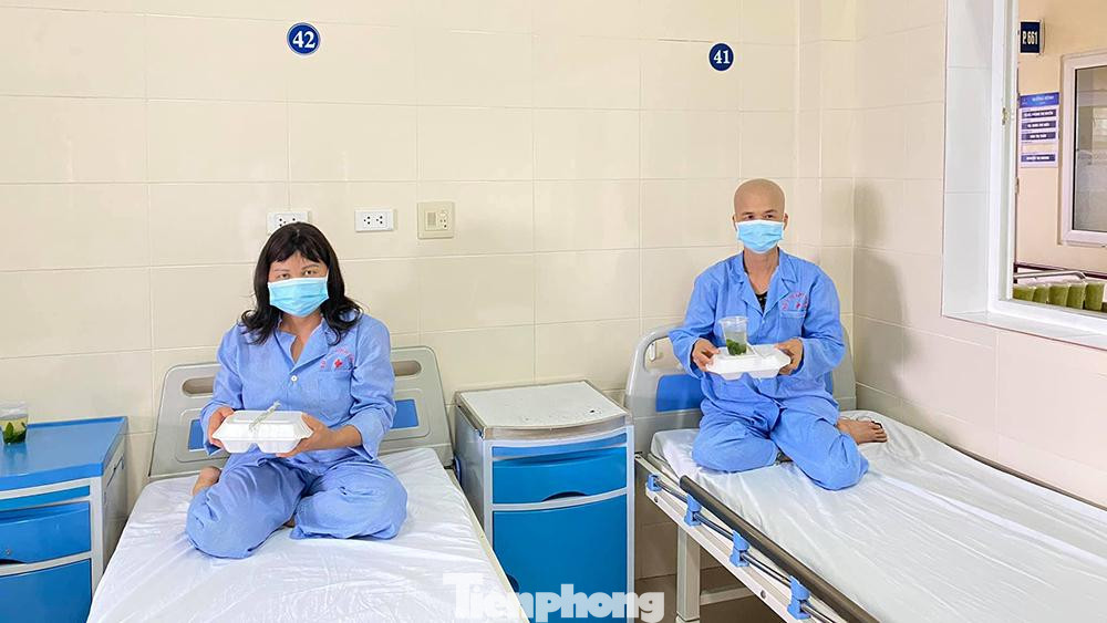 Bữa sáng có phở; bánh bao và sữa; hoặc bánh giò, xôi .... Bữa trưa và tối sẽ là cơm với 2 món mặn và 1 món rau xanh. Ngoài ra bệnh viện vẫn đảm bảo cháo cho những người bệnh sức khỏe còn yếu sau phẫu thuật.