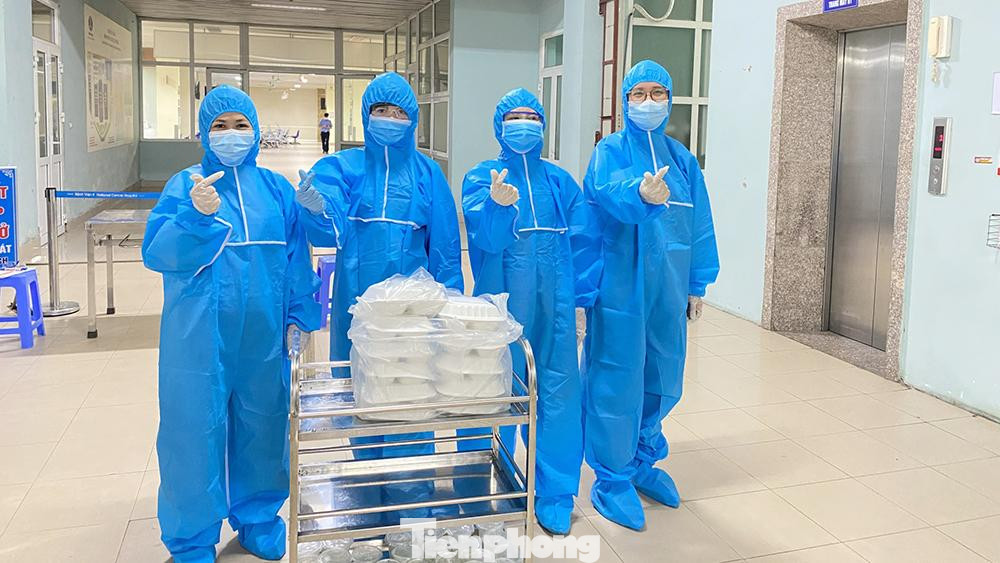 Mỗi ngày, bệnh nhân vẫn được cung cấp nhưng bữa ăn nóng sốt, đầy đủ chất dinh dưỡng dù bệnh viện đang bị phong tỏa.