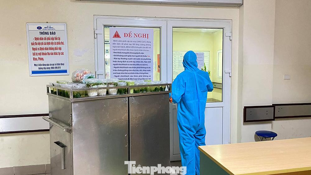 Đội ngũ phục vụ mang bữa ăn đến từng phòng đảm bảo việc hạn chế tiếp xúc để ngăn ngừa sự lây lan của dịch bệnh.