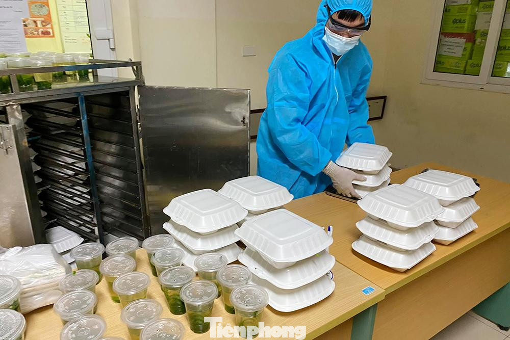Ngày 3 bữa, có nghĩa hơn 10.000 bữa ăn đã được đưa vào các khu cách ly của Bệnh viện K T.Ư.