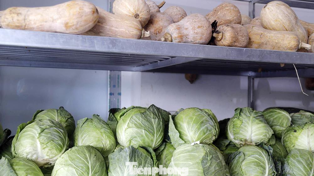 Mỗi bữa có hàng nghìn suất ăn được đưa vào bệnh viện K để phục vụ bệnh nhân, người nhà cũng như đội ngũ y, bác sĩ đang bị cách ly tại đây. Từ sáng sớm, các thực phẩm mà căng tin của bệnh viện chuẩn bị đưa vào chế biến, đều được kiểm tra kỹ lưỡng