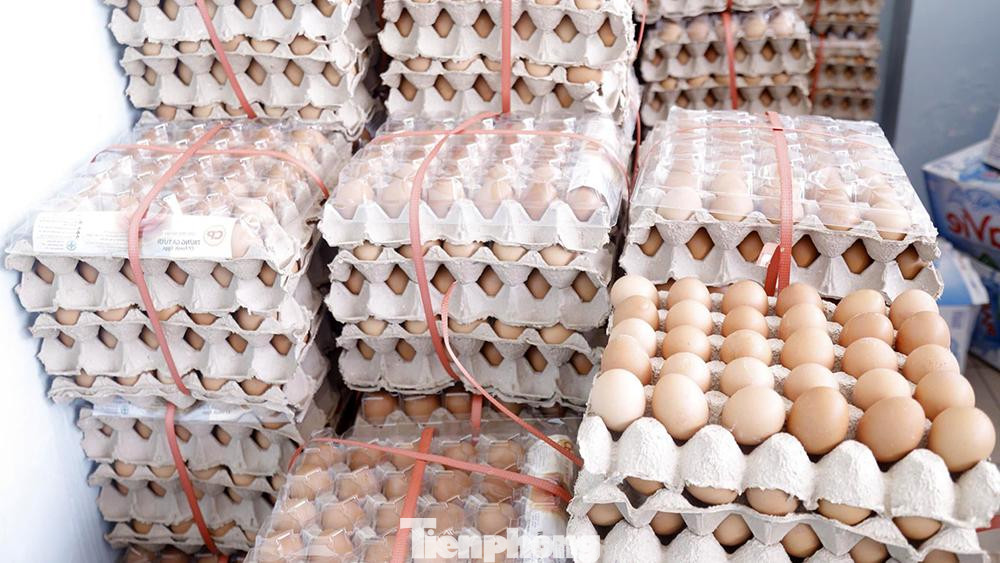 Lượng người bị cách ly đông, đồng nghĩa với việc chăm lo hậu cần, ăn uống cũng không kém phần khó khăn.