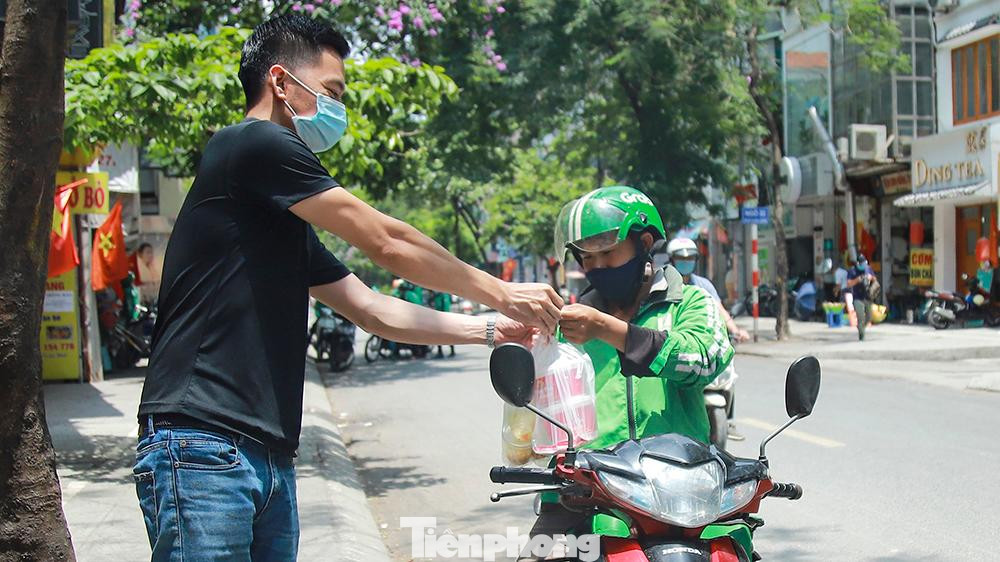 Tại Hà Nội, ngay sau khi có yêu cầu dừng các hoạt động nhà hàng, cơ sở dịch vụ ăn uống từ trưa ngày 25/5, nhiều quán ăn, nhà hàng cũng nhanh chóng triển khai đăng ký làm đối tác của các dịch vụ như Grabfood, Baemin, Gofood, Now... để có thể cung cấp cho khách hàng qua hình thức đặt hàng trực tuyến dễ dàng hơn.