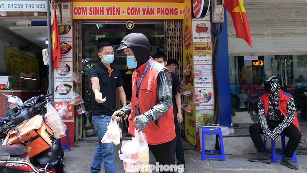 Hiện dịch vụ giao nhận đồ ăn, uống tăng gấp đôi, gấp ba so với trước khi Hà Nội có đợt bùng phát lần thứ 4