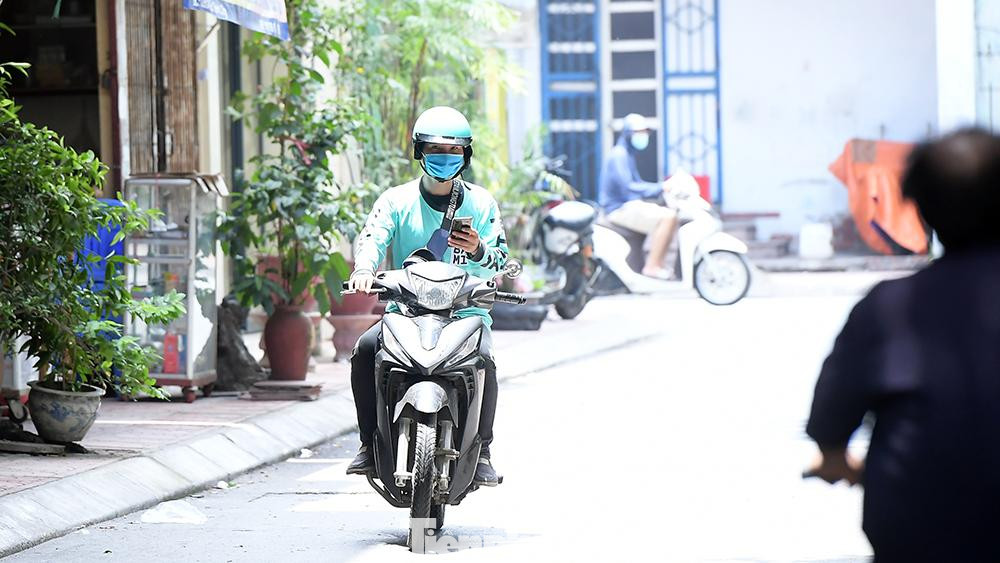 Nhiều người nói vui, giờ ra đường chủ yếu gặp shipper quả cũng không sai. Đội quân "người vận chuyển" chạy khắp nơi giao nhận đồ ăn cho khách hàng giữa ngày nắng nóng như thiêu.