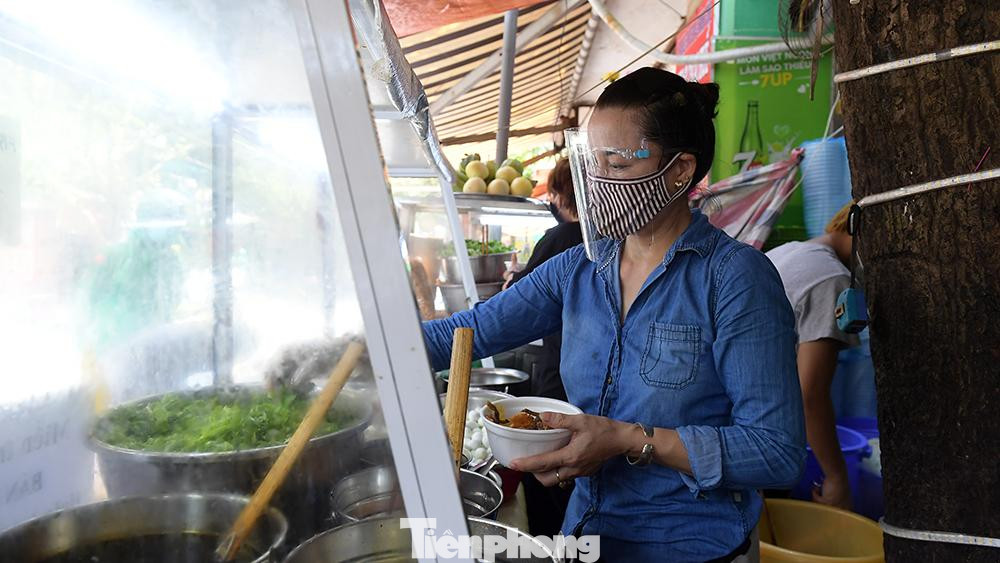 Ghi nhận tại nhiều hàng quán bán đồ ăn, thức uống tại Hà Nội cho thấy, khoảng một tuần nay số lượng đơn đặt hàng trực tuyến, đơn mua mang về tăng khoảng 10 - 30% so với trước đây.