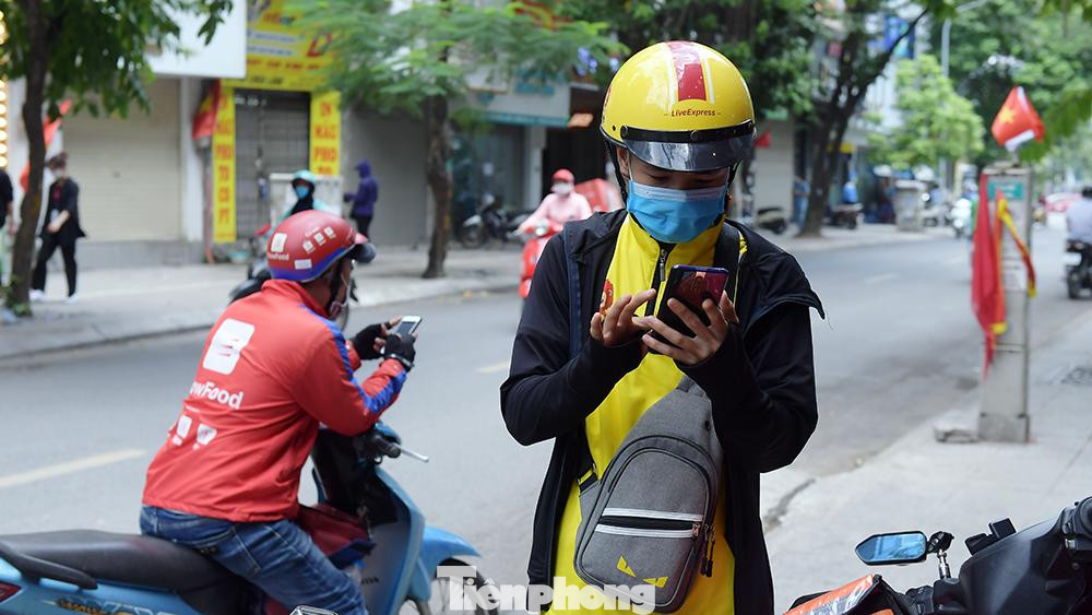 Dịch bệnh làm thay đổi thói quen tiêu dùng của người dân, điều đó đồng nghĩa với việc nhiều doanh nghiệp, nhà hàng phải chọn chuyển hướng sang hình thức kinh doanh online để đáp ứng nhu cầu khách hàng và bù lấp đi khoảng trống doanh thu do khách hàng không được ngồi ăn tại quán sau lệnh cấm để phòng dịch.