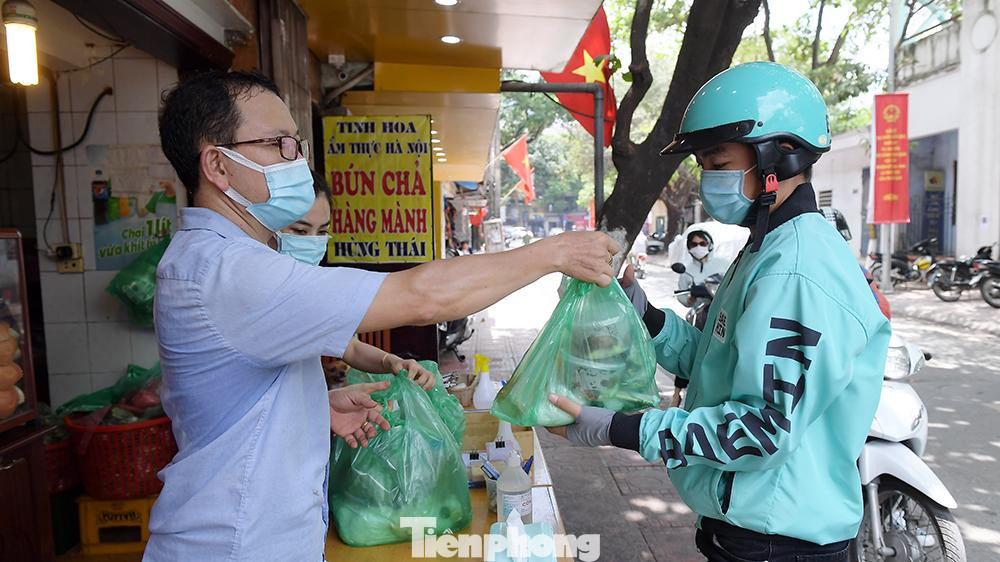Những ngày qua, trước yêu cầu không phục vụ tại chỗ thực phẩm, đồ ăn, đồ uống… để phòng chống dịch COVID-19, nhu cầu đặt hàng online của người dân càng tăng lên.