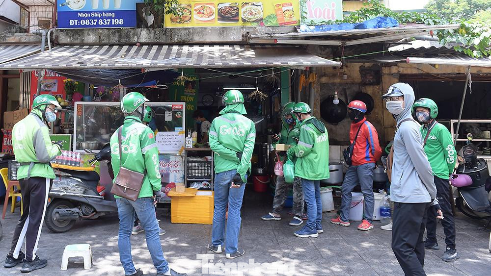 Thời tiết Hà Nội mấy ngày nay nắng nóng đỉnh điểm, có ngày nhiệt độ lên cao gần 40 độ C. Đội ngũ "Shipper" làm việc hết công suất phục vụ khách hàng giữa mùa dịch.