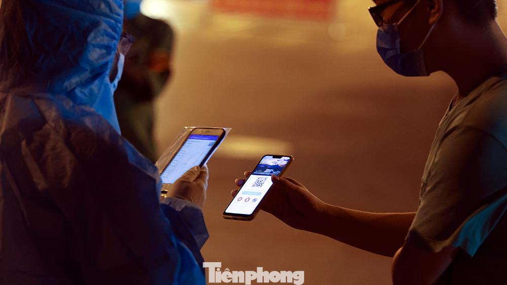 Người dân đến lấy mẫu test được cán bộ y tế kiểm tra mã QR Code khai báo y tế trên điện thoại thông minh. Sau khi có kết quả xét nghiệm, người dân sẽ nhận được thông tin qua ứng dụng Bluezone.