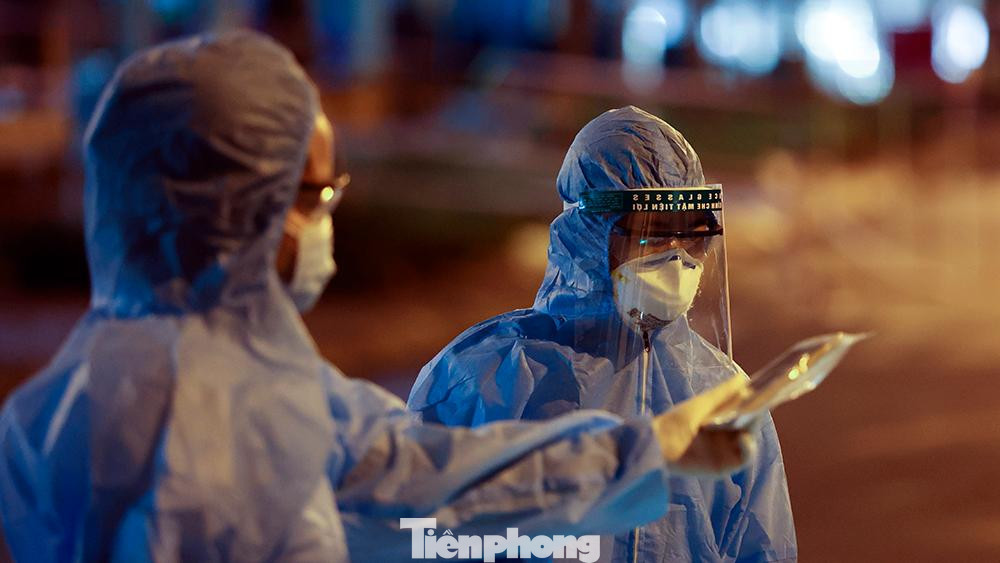 Nhân viên y tế chuẩn bị lấy mẫu xét nghiệm cho người dân.