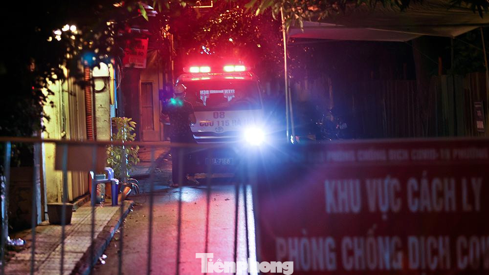 Xe cứu thương di chuyển vào khu vực phong tỏa lấy mẫu test đi kiểm tra.