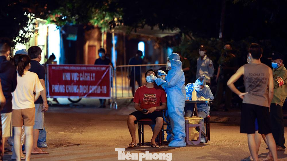 Người dân đứng đợi lấy mẫu xét nghiệm được yêu cầu giữ khoảng cách, không nói chuyện với nhau để đảm bảo phòng chống dịch Covid-19.
