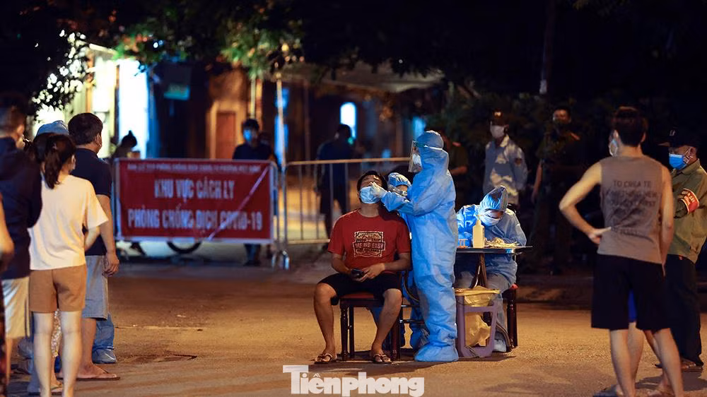 Người dân đứng đợi lấy mẫu xét nghiệm được yêu cầu giữ khoảng cách, không nói chuyện với nhau để đảm bảo phòng chống dịch Covid-19.