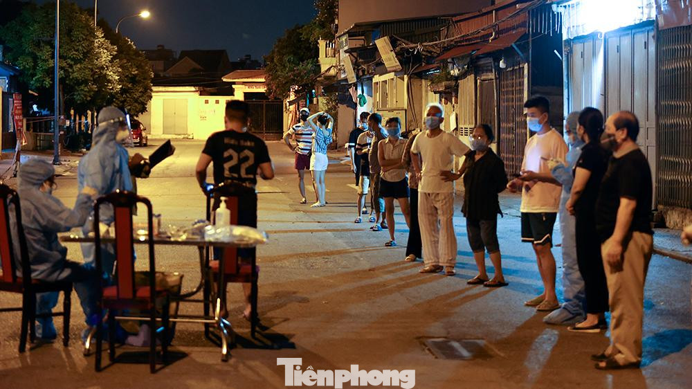 Công tác lấy mẫu xét nghiệm vẫn diễn ra khẩn trương trong đêm 19/9.