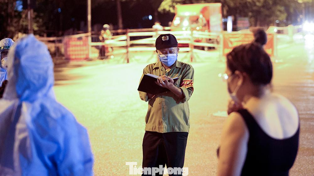 Những người dân được thông báo đến lấy mẫu test theo từng nhóm nhỏ để tránh tình trạng tập trung đông người tại khu vực lấy mẫu.