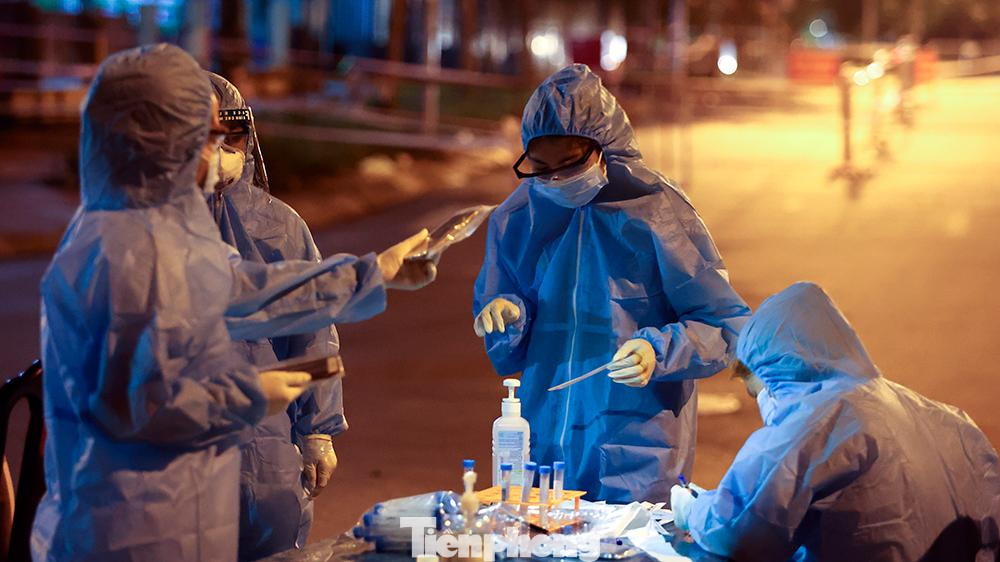 Trong ngày 19/9, ổ dịch tại phường Việt Hưng (quận Long Biên, Hà Nội) đã ghi nhận tổng cộng 12 ca dương tính SARS-CoV-2. UBND phường Việt Hưng tiếp tục tổ chức lấy mẫu xét nghiệm RT-PCR cho toàn bộ cư dân thuộc 3 tổ dân phố.