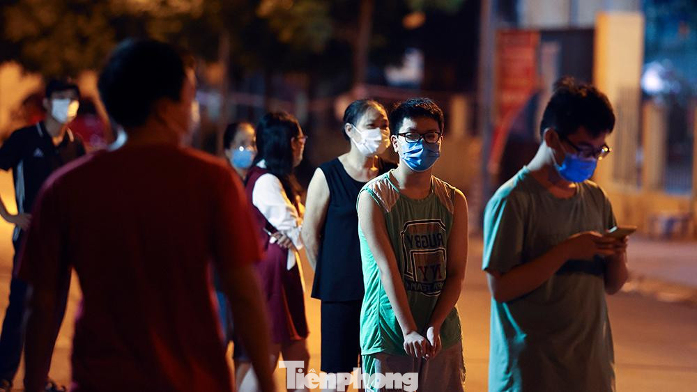 Dự kiến hết đêm 19/9, sẽ hoàn thành khoảng 5.000 mẫu gồm toàn bộ người dân ở 3 tổ dân phố trong phường Việt Hưng. Công tác lấy mẫu xét nghiệm được tiến hành cả trong đêm cho đến khi hết mẫu.