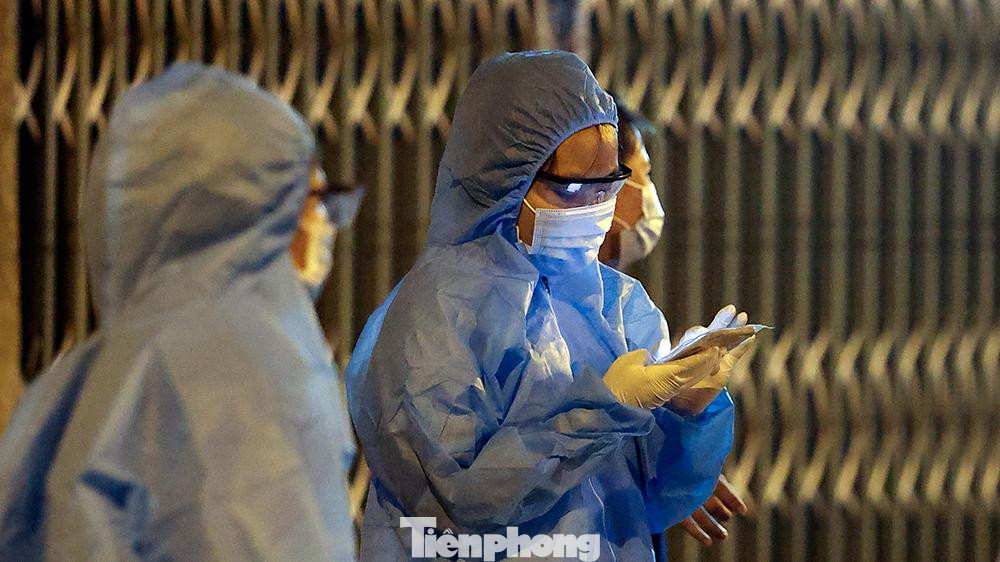 Cán bộ y tế kiểm tra cũng như ghi thông tin của những người dân khi đến đây lấy mẫu xét nghiệm.