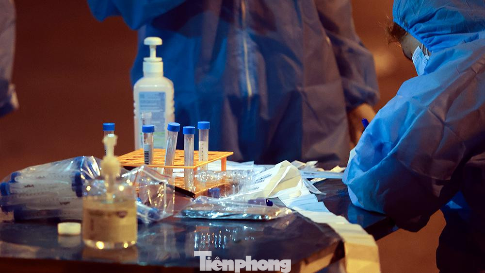 Được biết, toàn bộ 5.000 mẫu test COVID-19 tại phường Việt Hưng sẽ có kết quả trong ngày 20/9.