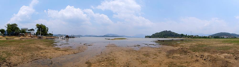 Hồ Lắk nằm bên thị trấn Liên Sơn, cạnh tuyến đường giao thông giữa Buôn Ma Thuột và Đà Lạt, cách thành phố Buôn Ma Thuột khoảng 56 km về phía nam theo quốc lộ 27.