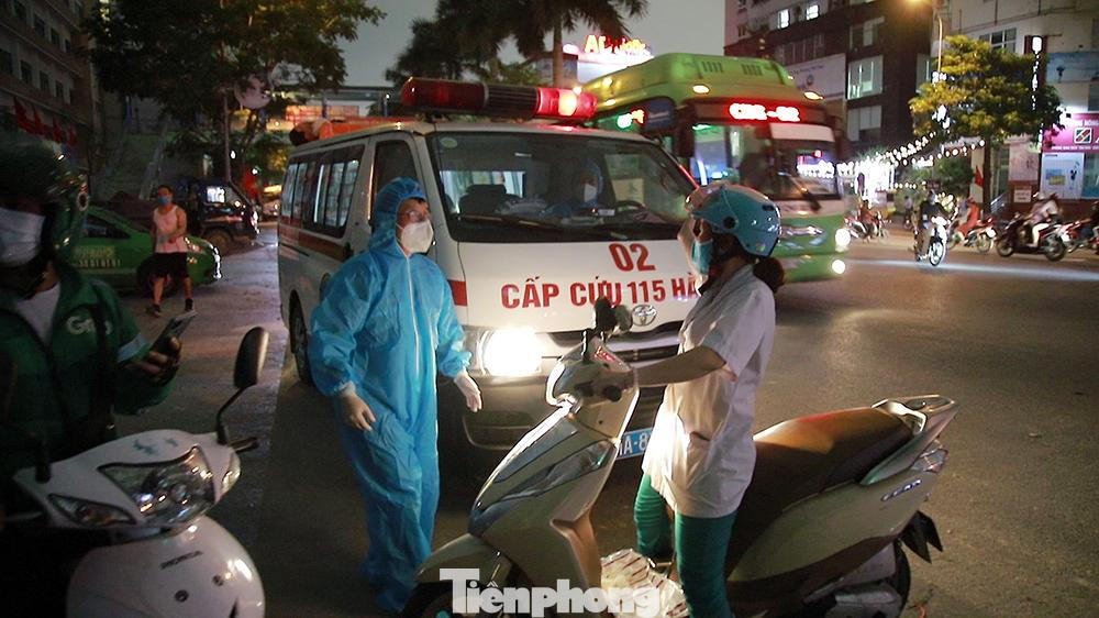 Cán bộ y tế địa bàn phối hợp đón những bệnh nhân đến những nơi được cách ly.