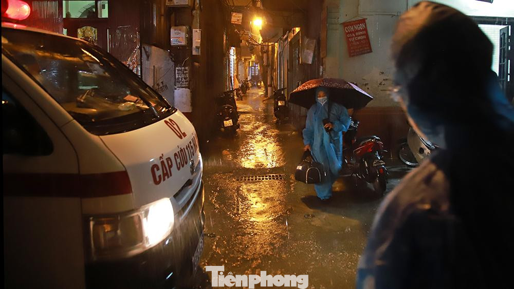 Theo chân lực lượng thầm lặng 115 cấp cứu bệnh nhân COVID-19 trong đêm mưa ảnh 10