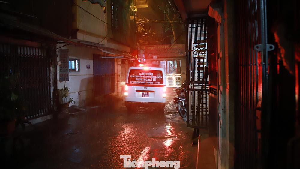 Một chuyến xe chuyên trở bệnh nhân cơ bản đã được hoàn thành, công việc tiếp theo của các "chiến sĩ áo trắng" là vệ sinh xe và trang thiết bị để sẵn sàng cho những chuyến xe tiếp theo đang đợi chờ.