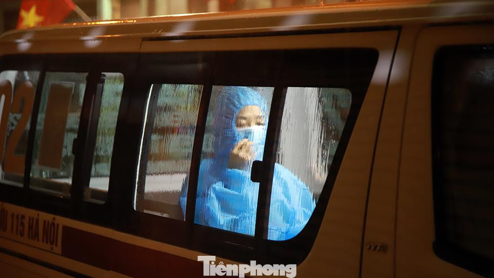 Bệnh nhân khi lên xe cũng bắt buộc phải mặc bộ đồ bảo hộ phòng dịch kín mít.