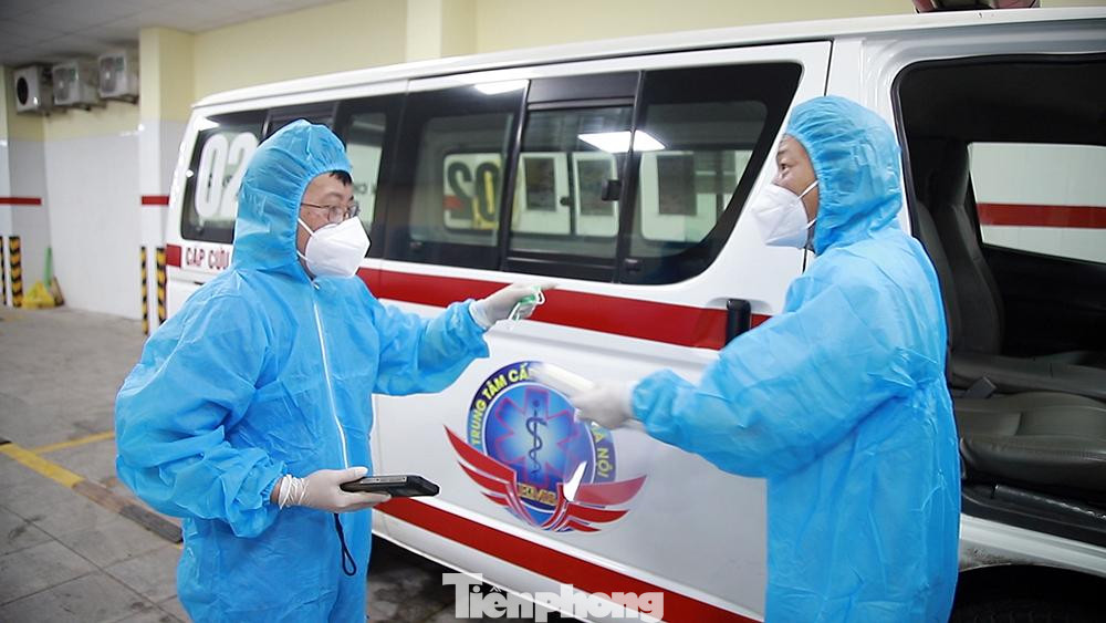 Khử khuẩn cả kính chắn giọt bắn trước khi khởi hành.