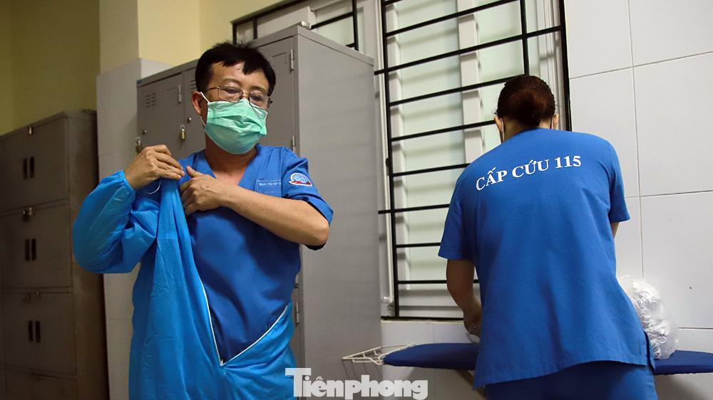 Đội ngũ y tế sẵn sàng với trang thiết bị, đồ bảo hộ để đi đón bệnh nhân COVID-19.