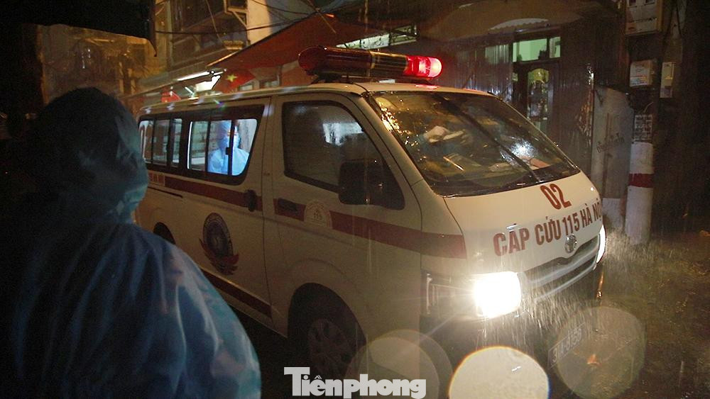 “Dù công việc rất vất vả, không đủ nhân lực cho khối lượng vận chuyển bệnh nhân rất lớn trong giai đoạn hiện nay, nhưng toàn bộ anh chị em Trung tâm đều không nề hà, ai cũng nguyện ý cống hiến 100 % sức lực. Chúng tôi rất tự hào vì mình có thể góp công sức vào công tác phòng chống dịch, và cũng rất tin tưởng thành phố sẽ sớm kiểm soát được dịch bệnh,” một bác sĩ của Trung tâm Cấp cứu 115 chia sẻ.