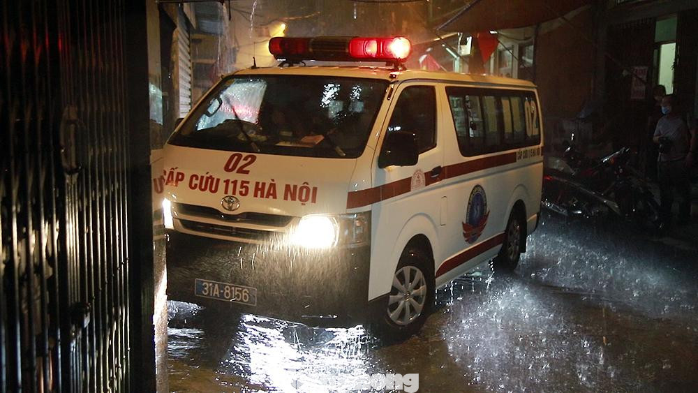 Một chuyến xe chuyên trở bệnh nhân trong cơn mưa tầm tã đầu mùa.