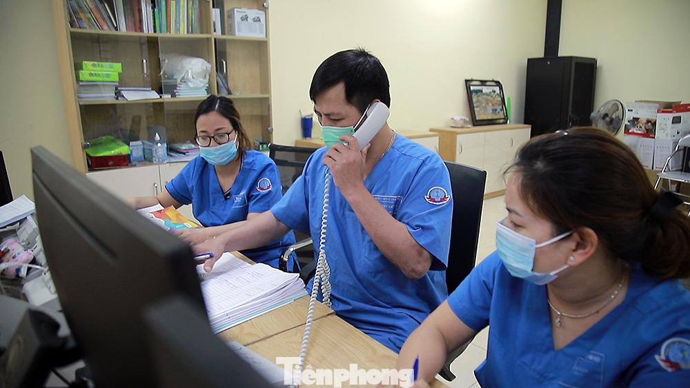 Kíp trực tổng đài luôn bận rộn trong những ngày tình hình dịch bệnh diễn biến phức tạp ở khắp nơi.