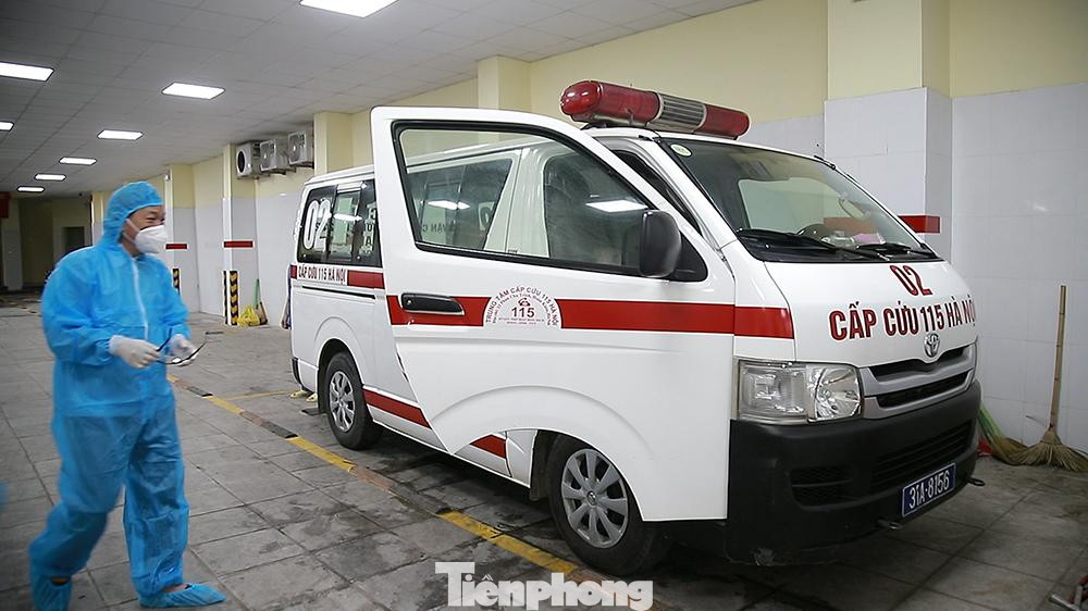 Cùng với việc đảm bảo nhiệm vụ thường trực là cấp cứu người bị bệnh, tai nạn trên địa bàn, trong thời gian diễn ra dịch bệnh, đội ngũ y bác sĩ, nhân viên y tế của Trung tâm Cấp cứu 115 chính là lực lượng y tế đầu tiên có mặt tại hiện trường khi xuất hiện các ca nghi nhiễm trong cộng đồng để điều chuyển bệnh nhân đến các bệnh viện thực hiện cách ly, điều trị.