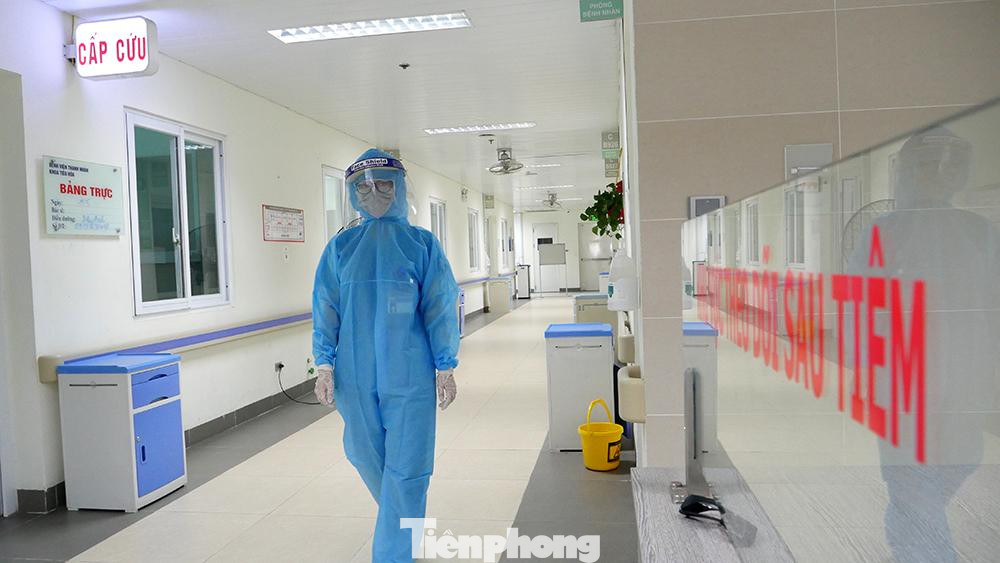 Ngay sau khi xác nhận ca dương tính đầu tiên, Bệnh viện Thanh Nhàn đã chủ động lấy mẫu xét nghiệm của các nhân viên y tế trực trên Khu điều trị từ ngày 7 - 9/5. Hiện có 6 nhân viên y tế, gồm 1 bác sỹ, 4 điều dưỡng và 1 lái xe đang được cách ly tại khu dành riêng cho nhân viên y tế của bệnh viện. Những người này cũng đã có kết quả 2 lần âm tính với SARS-Cov-2. Tính đến trưa ngày hôm nay, mẫu xét nghiệm của hơn 1.000 y bác sỹ, cán bộ nhân viên bệnh viện cũng đã cho kết quả âm tính.