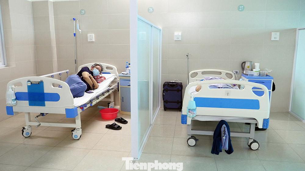 Ngay trong trưa ngày 12/5, Trung tâm kiểm soát bệnh tật Hà Nội thông tin trường hợp dương tính tại bệnh viện Thanh Nhàn. Bệnh nhân là bà B.T.M, sinh năm 1965, quê quán: Đục Khê, Hương Sơn, Mỹ Đức (Hà Nội).